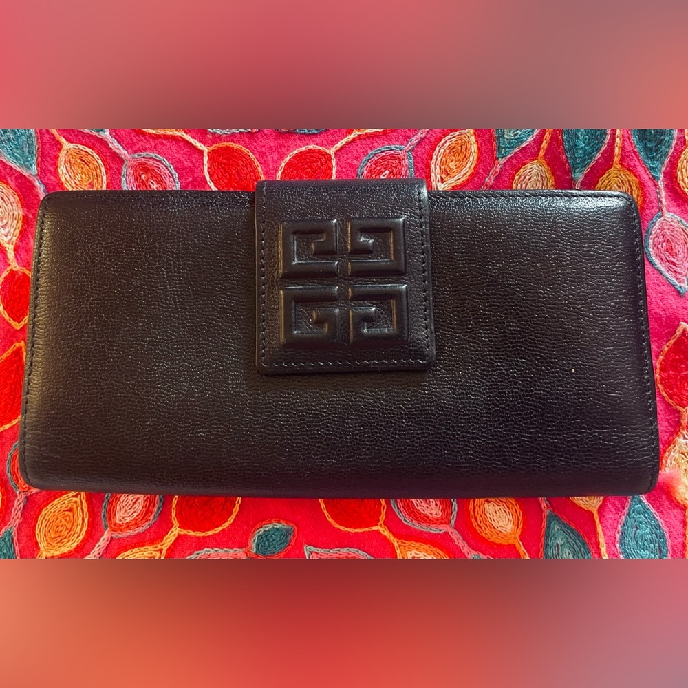 GIVENCHY black leather wallet - EUC. Measures apx. 7 1/2 x 4“